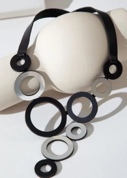 Iskin Sisters - Frame V Circle Necklace